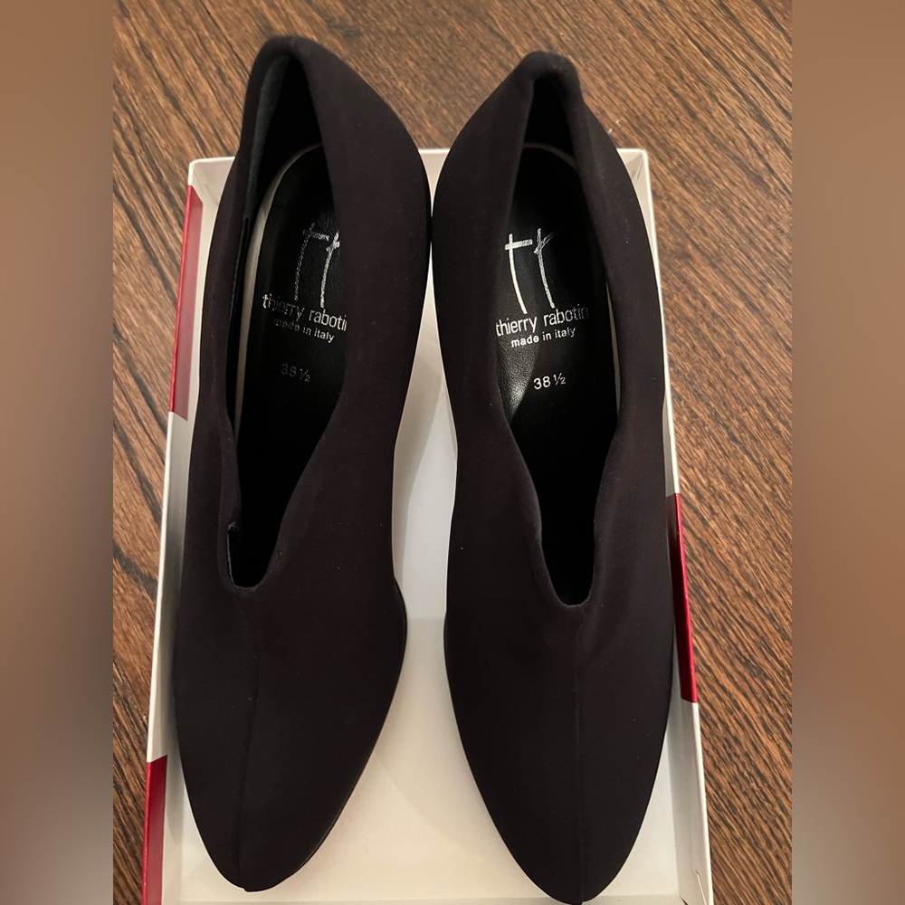 Thierry Rabotin shoes .. Beautiful never worn Black pumps ..gorgeous and sexy!!